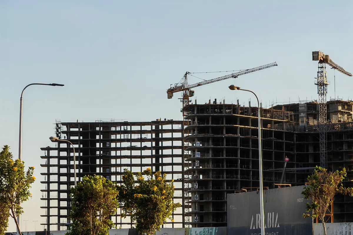 Why Dubai's Climate and Regulations Raise the Bar